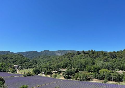 MENERBES un des plus beaux villages de France situé dans le triangle d’or du Luberon. Au cœur du village et au calme Cet appartement avec une terrasse véranda bénéficie d'une vue panoramique Il est exposé plein sud et fait face à la montagne du Luber...