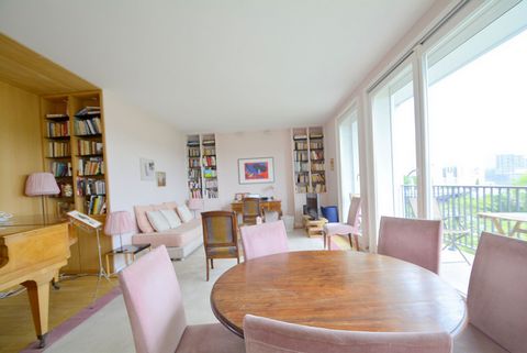 APPARTEMENT AVEC VUE PANORAMIQUE SUR LA SEINE ET MEUDON. En bordure de Seine, à proximité du Pont de Billancourt et du nouveau quartier Rives de Seine nous nous trouvons dans un immeuble dernièrement ravalé, avec ascenseur et gardienne. Nous vous pré...