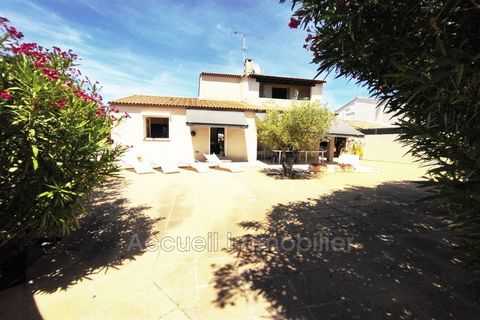 Pleasant P5 villa on a corner plot of 500 m² with swimming pool and double access. Functional, quiet, double garage of around 25 m², parking in the courtyard. 4 bedrooms including 2 on one level. Le Boucanet sector, close to the beach and shops. 610 ...