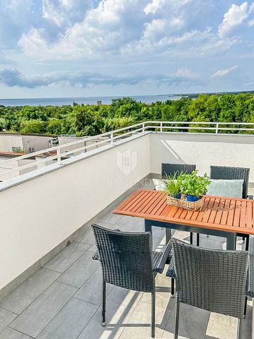 Location: Istarska županija, Novigrad, Mareda. Istria, Novigrad! Apartment for sale with a beautiful seaview in the vicinity of Novigrad! The apartment is located on the second floor of a residential building and has a size of 58.92 m2. It consists o...