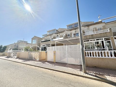 Herenhuis met 3 slaapkamers in Playa Flamenca. Herenhuis met 3 slaapkamers en 2 badkamers in Playa Flamenca. Dit herenhuis heeft twee zonnige terrassen, een tuin en een eigen parkeerplaats en een groot gemeenschappelijk zwembad met groene zones. Het ...