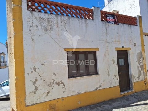 Moradia de 2 andares com excelentes potencialidades situada  em Alter do Chão. Composta por dois quartos, cozinha, wc , arrumos e um terraço .   Ótima oportunidade para ter um refúgio na linda vila de Alter do Chão. Chamava-se então Abelterium e as T...