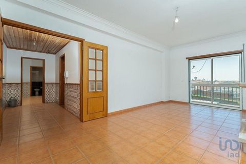 Apartamento T2 | Vieira de Leiria | Marinha Grande Apartamento de tipologia T2, segundo andar com sótão, situado em Vieira de Leiria. Composto por sala, cozinha, dois quartos, uma casa de banho e varanda com churrasqueira. Localizado perto dos princi...