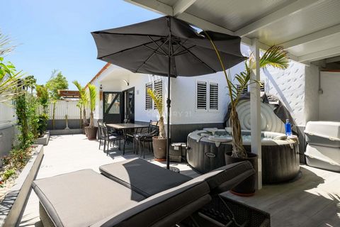 Questo bungalow si trova nel cuore di Playa del Inglés, in un complesso tranquillo ma vicino alla spiaggia e a Yumbo. Il bungalow è stato ristrutturato e presenta molte particolarità, come l'acqua potabile con filtri ad osmosi, ventilatori e luci con...