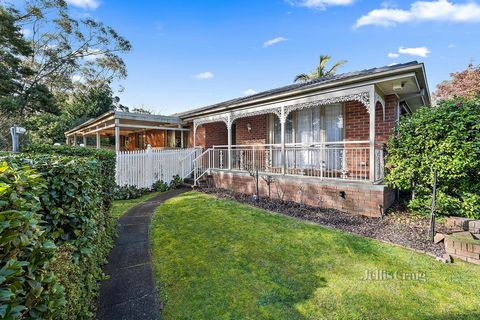 Een begeerd adres in Croydon Hills met een pittoresk uitzicht op het reservaat en een pad naar Candlebark Walk Reserve, creëert een serene omgeving waarin dit vredige huis met drie slaapkamers is genesteld. Door optimaal gebruik te maken van de lomme...