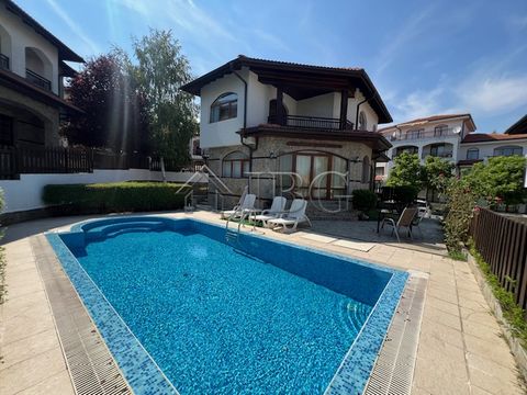 . VIP House with 2 bedrooms, 3 bathrooms, own pool, 2 km to the beach IBG Real Estates is pleased to offer this two-storied house with private swimming pool, located in the beachfront village of Aheloy. The house is part of the Vineyards gated comple...