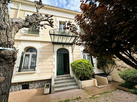 The RESIDENCE agency presents an elegant bourgeois house of 171 m2 of living space (218 m2 on the ground) with garage and garden of about 80 m2. Located in the Quartier de France in Vichy, built in 1935 with its architectural elements: cement tiles, ...