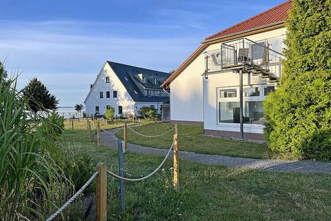 Appartement de vacances à Dranske, terrasse surélevée avec vue sur la mer, équipements modernes, situation centrale et calme, à env. 500 m de la mer Baltique (plage de galets) et à env. 60 m de la lagune.