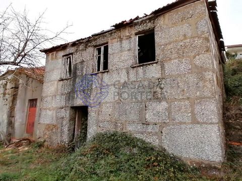 Casa antigua de piedra para restauración integral, legal, con 120 m2 repartidos en dos plantas, además dispone de 58 m2 de terreno donde podrás hacer tu huerto o huerta. La vista es magnífica de la presa de Pretarouca, que está a sólo 200 metros, y d...