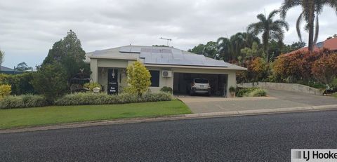 Estamos entusiasmados em apresentar esta encantadora casa de 3 quartos e 2 banheiros no Tully. Esta propriedade é o sonho de qualquer artista, oferecendo uma mistura única de conforto, estilo e sustentabilidade, tudo tendo como pano de fundo vistas d...