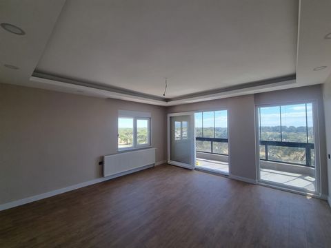 Przestronny apartament 3+1 na sprzedaż w Güzeloba, Antalya Szczegóły nieruchomości: Typ: Apartament 3+1 Wiek: 10 lat Wielkość brutto: 160 m² Powierzchnia netto: 140 m² Lokalizacja piętra: Piąte piętro Liczba pięter: 7 Winda: Tak Cechy apartamentu: Tr...