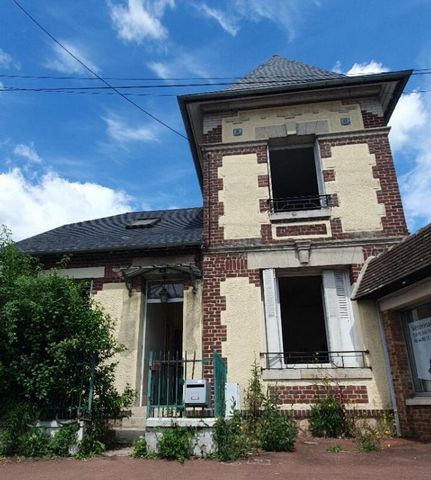 Cuise-la-Motte Sur l'Axe Compiègne - Soisson Maison de ville avec grand jardin. Elle comprend un couloir d'entrée, un séjour une cuisine et deux pièces au rez de chaussée. A l'étage, deux chambres, une salle de bains et une pièce 