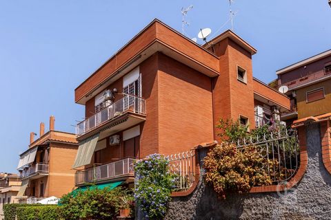 Via degli Adelardi em um pequeno prédio com cortinas, oferecemos a venda de um apartamento no segundo andar, muito luminoso e em excelente estado. A propriedade está em muito bom estado, onde tanto a eletricidade quanto o sistema de água da cozinha t...