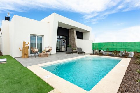 . FANTASTIC MEDITERRANEAN VILLA ON GOLF COURSE CLOSE TO THE SEA Semi-detached villa with private swimming pool. In addition the residential of which it is part has a communal area equipped with: Communal swimming pool. Hammock area. Green areas. Loca...