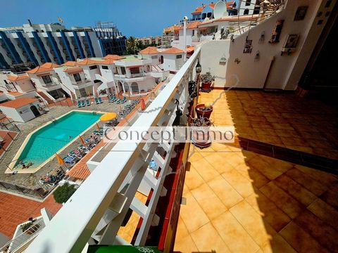 Furnished penthouse in the heart of Los Cristianos with pool and fantastic sea views! This spacious 5-6 bedroom penthouse with spectacular sea views was combined from 2 large apartments and features a spacious living room with fully equipped open kit...