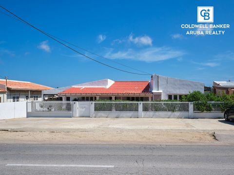 Deze uitzonderlijke eengezinswoning met 3 slaapkamers biedt een onverslaanbare waarde, centraal gelegen nabij de iconische Hooiberg met gemakkelijke toegang tot Oranjestad, Meiveld en Paradera. De woning beschikt over een ruime bebouwde oppervlakte v...