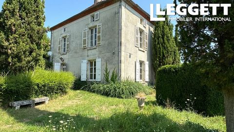 A31566JT24 - Cette charmante maison de maitre se situe sur la commune de Chancelade non loin de Périgueux, cadre idéal en position dominante avec son terrain arboré d'une surface de 2000m2. Cette propriété offre différentes possibilités d'exploitatio...