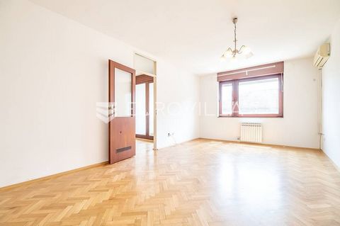 Zagreb, Tratinska street, spacious and bright two bedroom apartment NKP 82 m2 on the 3rd floor of a well-maintained building without an elevator, but the advantage is the stairs with a low tread. It consists of an entrance hall, living room, kitchen ...