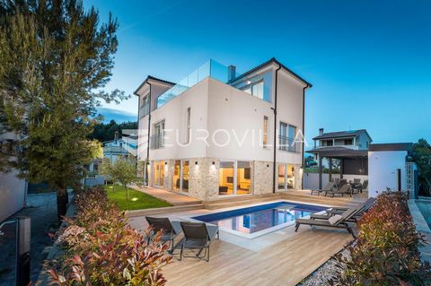 In Fažana, only 700 m from the sea and landscaped beaches, there is this unique modern design villa of 360 m2, located on a landscaped plot of 490 m2. The villa extends over three floors. On the ground floor there is a bright and large living room wi...