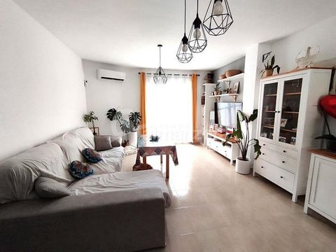 A well maintained quality three bedroom apartment for sale in Albox The third floor apartment (with lift )opens up to a reception área leading to a very spacious well lit lounge with air conditioning. The lounge is connected to a very nice modern kit...