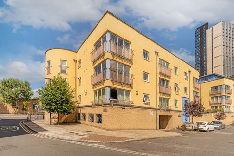 Zgodny z EWS1! Ten dobrze prezentujący się apartament z dwiema sypialniami znajduje się w zawsze popularnym Garland Court, Premiere Place, Canary Wharf, E14. Na pierwszym piętrze ta nieruchomość z dwiema sypialniami mierzy nieco poniżej 700 stóp kwad...