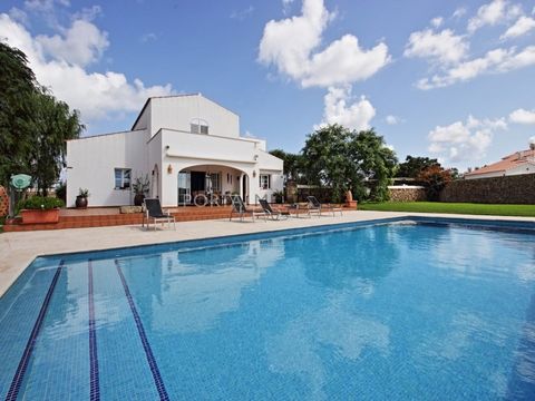 Discover the perfect combination of proximity to Mahón and quiet luxury in this recently built country house. Located just 1km from Mahón, this property boasts an extensive plot of 16,000m2, which is home to an impressive two-storey house with a cons...