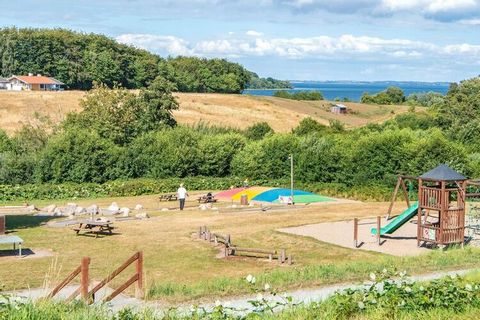 Mit einer schönen Aussicht über den Kleinen Belt und die Genner Bucht liegt der Ferienpark Løjt in einer schönen Umgebung mit Natur und einem Golfplatz. Alle Häuser liegen erhöht und viele haben Meerblick. View movie on YouTube. Danland Løjt Dieser F...