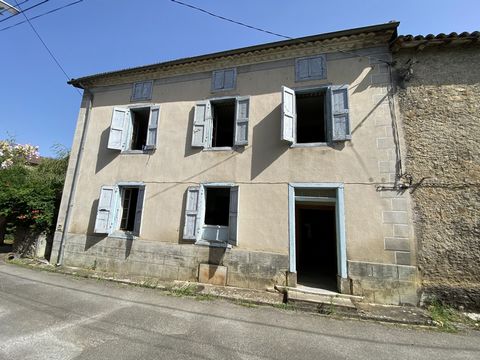 Cette charmante maison de village n'attend que vous et votre projet de rénovation. Venez profiter de ses beaux volumes. Au rez-de-chaussée la maison est composée d'une pièce de vie avec l'ancienne cheminée ouverte mais aussi d'un salon séparé avec un...