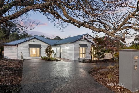 Dieses enorm weitläufige und anspruchsvolle Einfamilienhaus, das seine elegante ursprüngliche Fassade aus Wetterbrettern wunderschön beibehält, wurde komplett neu geschaffen, um müheloses generationenübergreifendes Leben und grenzenlose Unterhaltung ...