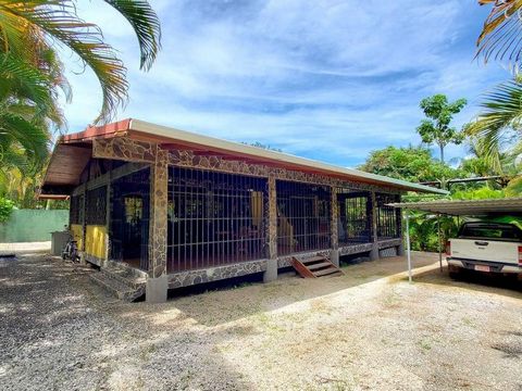 Dieses einzigartig gestaltete Haus befindet sich in einer ruhigen Gegend hinter einem stilvollen elektrischen Tor und nur wenige Gehminuten vom Buena Vista Beach entfernt, der für Surfen bekannt ist, und nur wenige Autominuten vom Stadtzentrum von Sa...