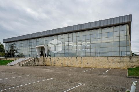 Spazio commerciale per Eventi e Affari a Santarém che fa della sua posizione centrale il luogo ideale per incontri di lavoro o di piacere. Situato a 40 minuti dall´aeroporto di Lisbona e a tre minuti dallo svincolo A1, A15 e A13, servito sulla linea ...