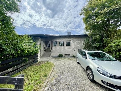 Bienvenue dans ce bungalow exquis, qui convainc non seulement par son équipement moderne, mais aussi par son aménagement spacieux. Cette maison de rêve avec un sous-sol complet offre une surface habitable de 158 mètres carrés et est située sur un ter...