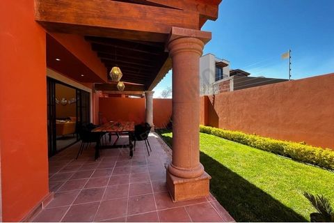 Situata in uno degli sviluppi più esclusivi di San Miguel de Allende, questa casa offre la perfetta combinazione di posizione, sicurezza e una splendida vista sulla città e sui Picachos. La casa non è arredata. Pacchetto mobili, venduto separatamente...