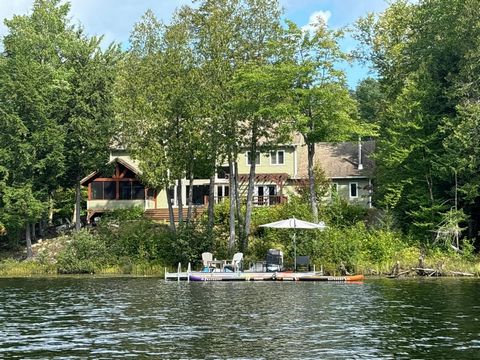 Dieses herrliche Anwesen am See ist eine wahre Oase der Ruhe. Die Architektur, das natürliche Licht und die außergewöhnliche Aussicht werden Sie auf den ersten Blick in ihren Bann ziehen. Der geräumige, in Sonnenlicht getauchte offene Bereich verfügt...