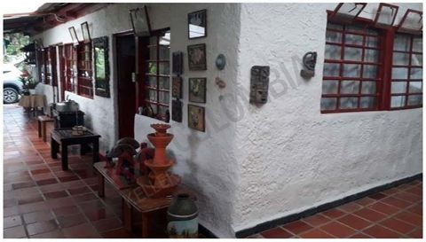 Country house located at Km 16 via Melgar-Icononzo. Land area 3 hectares and 6250 M2 with construction of 438 m2.  It has a main house with 3 bedrooms, 2 bathrooms, kitchen, social room and corridor, laundry area. Additionally, it has a 2-bedroom aux...