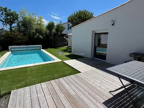 Au cœur de Noirmoutier, découvrez cette magnifique maison familiale pleine de charme. Elle vous accueille avec une vaste cuisine équipée et aménagée, agrémentée d'une cheminée conviviale, un salon ouvrant sur le jardin, trois chambres avec leurs prop...