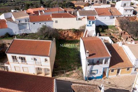 Terrain situé dans le village de Barão de S. Miguel, municipalité de Vila do Bispo. À seulement 6 km de la plage de Salema et de la plage de Burgau et à 20 minutes en voiture de Lagos. Ce petit village rural bénéficie de mini-marchés et d'un café qui...