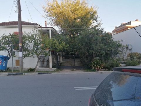 Epanomi, | Thessaloniki. Zu verkaufen ein Grundstück von 492 qm.m. mit Gebäudefaktor 0,8. Das Grundstück befindet sich am Eingang von Epanomi an der Hauptstraße, die nach Thessaloniki führt. Es gibt ein altes Gebäude von 90qm.m.  auf dem Grundstück u...