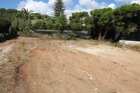 A large plot of land for sale in Vale do Garrão, a brilliant location situated in the heart of the Golden Triangle just minutes away from the local beach and the prestigious Quinta do Lago - A luxury hotspot offering an abundance of high-end restaura...