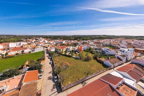 Questo grande appezzamento di terreno in vendita si trova nel cuore di Odiáxere, un villaggio di campagna di Lagos che offre tutti i tipi di servizi a pochi passi di distanza. Con una superficie totale di 2.205 m2, il terreno ha il potenziale per cos...