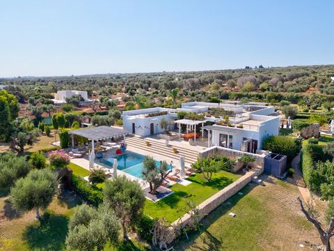 Denna nybyggda villa designad av en italiensk arkitekt med vacker havsutsikt . Fastigheten ligger i ett av de mest eftertraktade områdena i Puglia några minuter från havet och från nationalparken Torre Guaceto , och har en modern huvudbostad med två ...