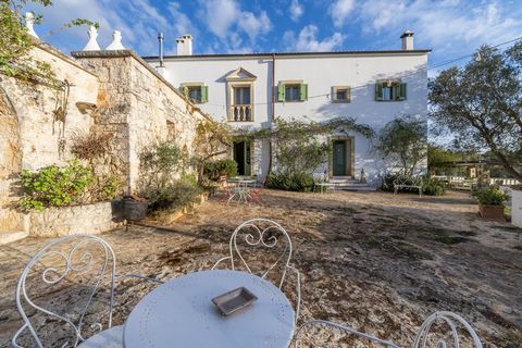 Casale delle Rose est une belle propriété à seulement 10 minutes d’Ostuni , avec deux allées privées qui vous mènent à des murs en pierre sèche qui se fondent magnifiquement dans le paysage naturel. Les bâtiments d’origine datant du 17ème siècle vous...