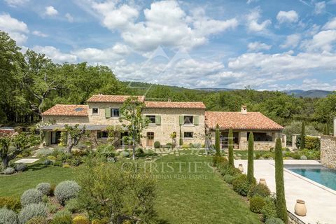 Gelegen in het Canton de Fayence, op een absoluut rustige locatie en op een groot, vlak perceel met prachtige bomen, combineert deze prachtige schapenboerderij in perfecte staat Provençaalse charme met modern comfort. Met zijn 6 slaapkamers, waaronde...