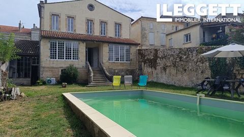 A31800BDG33 - COUTRAS CITY CENTRE: 250 m² stone town house fully renovated SINCE 2022, on 2 levels with garage, cellar and large attic. Large plot of 4000 m² in a quiet location with swimming pool and spring. Information about risks to which this pro...