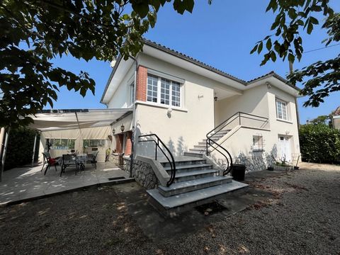 Located 12 minutes walk from the Tour de Paris in Villeneuve Sur Lot, we offer you a villa whose configuration allows for life upstairs as well as on the ground floor. Indeed, it has 2 living rooms, 2 kitchens, 2 bedrooms, 2 separate toilets, an offi...