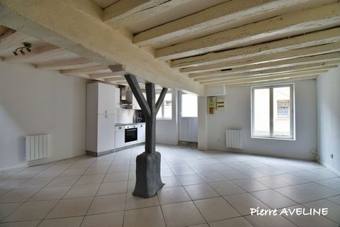 Maison de 66m² habitable comprenant pièce de vie avec cuisine, chambre et WC au rez-de-chaussée. Au 1er: deux chambres et salle d'eau. Le tout sur un terrain de 301m² clos donnant sur une rivière. Située en plein cur de Brou. Commerces, écoles, gare ...