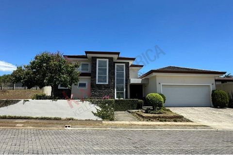 ¡Bienvenidos a esta exquisita residencia de lujo en La Garita, Alajuela! Esta impresionante casa ofrece un estilo de vida de ensueño con acabados impecables y de alta gama en cada rincón. Al ingresar al primer nivel, te recibirá un elegante lobby que...