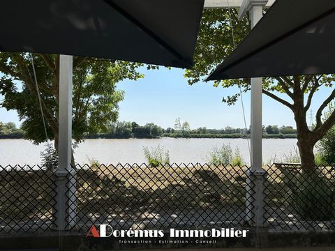 QUINSAC - 18KMS BORDEAUX CENTRE - DORÉMUS IMMOBILIER vous invite à découvrir cette maison en pierre, située dans un environnement calme et bucolique face à la Garonne. Vous serez charmés par la belle pièce de vie avec cheminée qui s'ouvre par une gra...