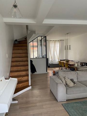 Townhouse very well located near the Bois Colombes train station and Asnières train station for quick access to La Défense or Paris. Swimming pool, tennis club and shopping street nearby. Very quiet street A front and back yard.