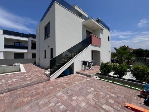 Location: Zadarska županija, Nin, Zaton. ZADAR, ZATON - Ein wunderschönes Haus mit Swimmingpool und Blick auf das Meer. Ein wunderschönes Haus zum Verkauf in einem neuen Gebäude in Zaton in der Nähe von Zadar. Das Haus mit einer Gesamtwohnfläche von ...